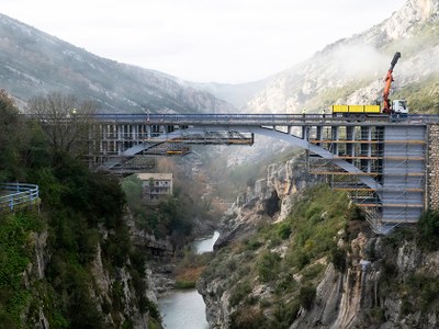 50.000 kg. de andamio BRIO para la reparación del puente sobre el Río Esera