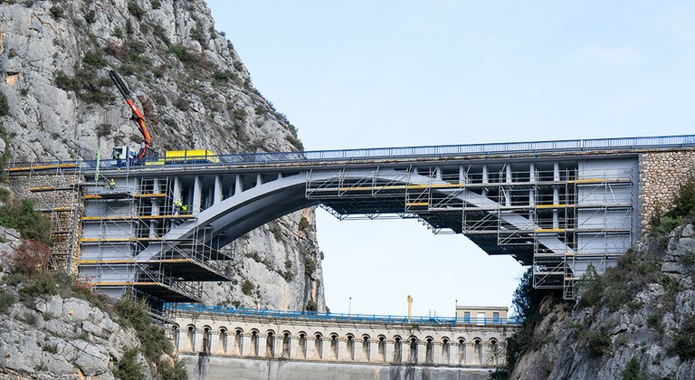 50.000 kg. de andamio BRIO para la reparación del puente sobre el Río Esera