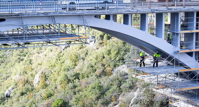 50.000 kg. de andamio BRIO para la reparación del puente sobre el Río Esera